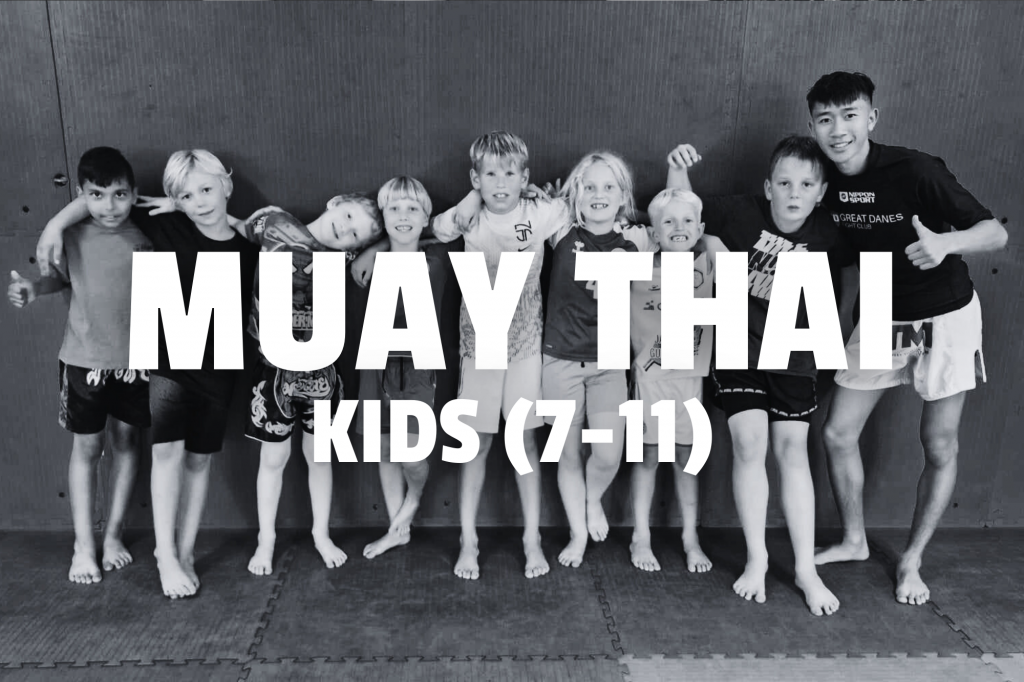 Holdfoto med Muay Thai udøvere børn