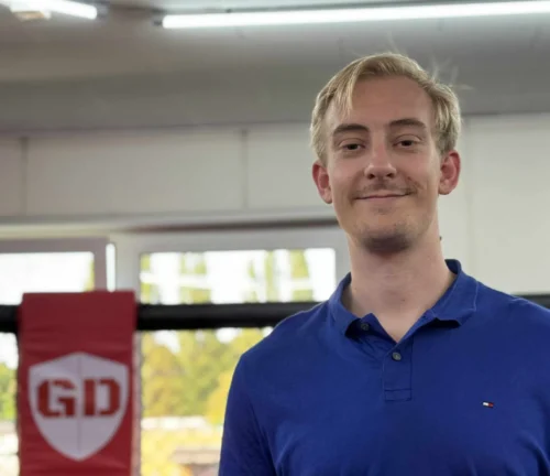 Billede af mand i mma bur