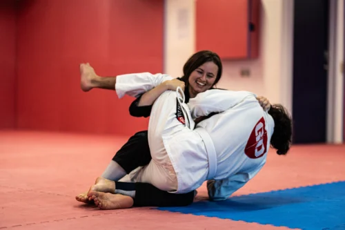 Kvinde træner Jiu-Jitsu