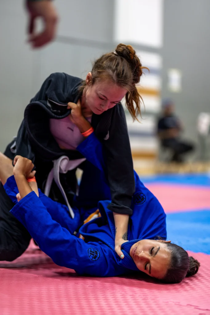 Kvinde træner jiu-jitsu